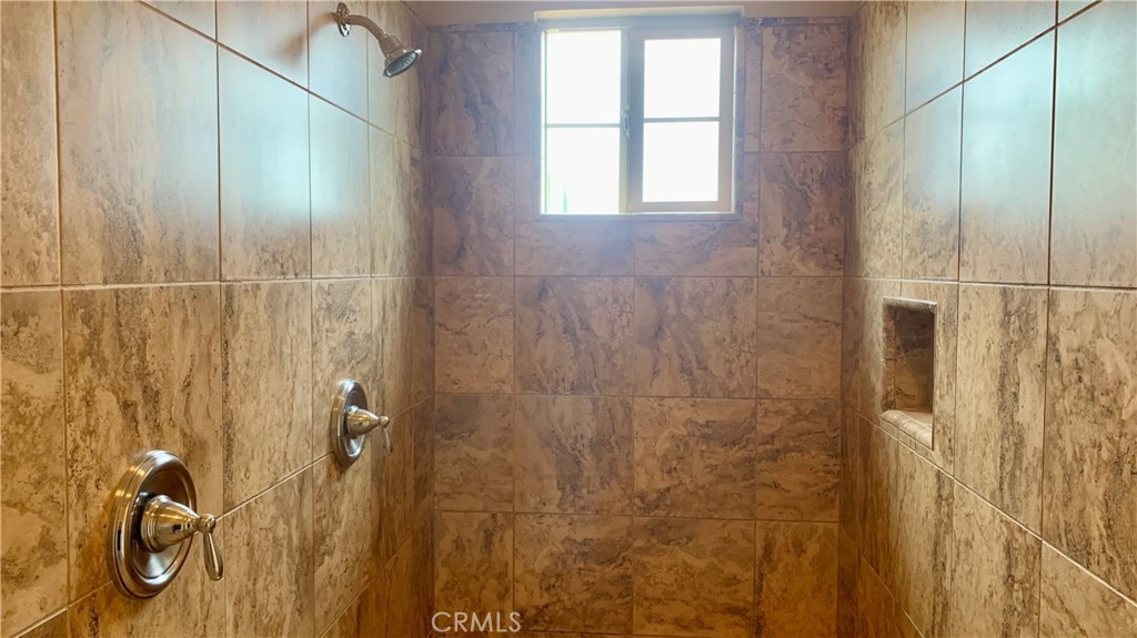https://media.crmls.org/medias/16afdad6-d95c-4d2e-8938-71d823936404.jpg?preset=X-Large