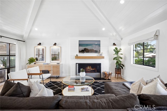 Detail Gallery Image 3 of 51 For 206 Del Mar Ave, Costa Mesa,  CA 92627 - 4 Beds | 2 Baths