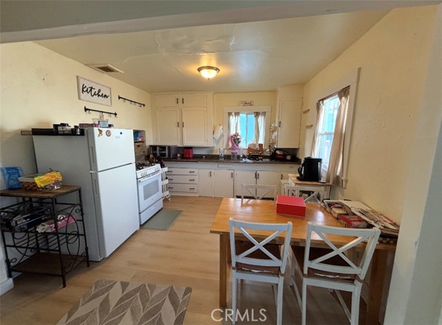 Detail Gallery Image 3 of 10 For 5440 Wadean Place, Oakland,  CA 94601 - 2 Beds | 1 Baths