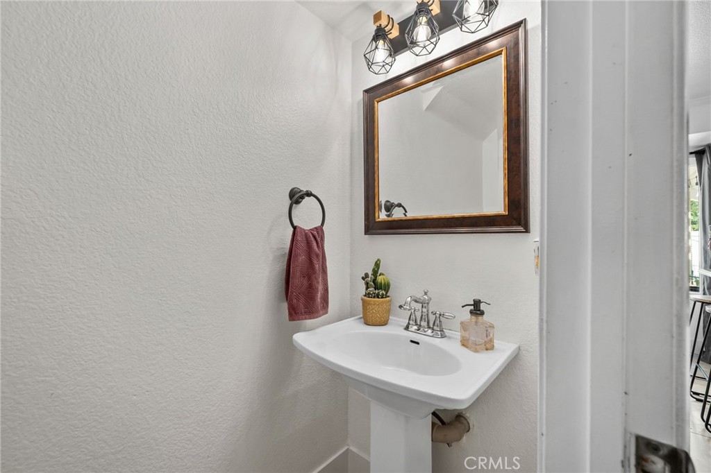 https://media.crmls.org/medias/16b4e539-83d5-4bfe-8c5e-8edbc2684c26.jpg?preset=X-Large