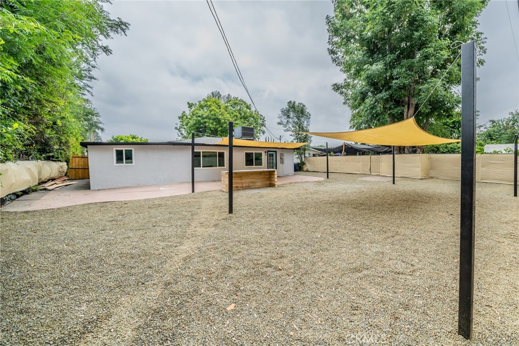 https://media.crmls.org/medias/16b60701-1e0f-4261-9b45-99cd7b6a439c.jpg?preset=X-Large