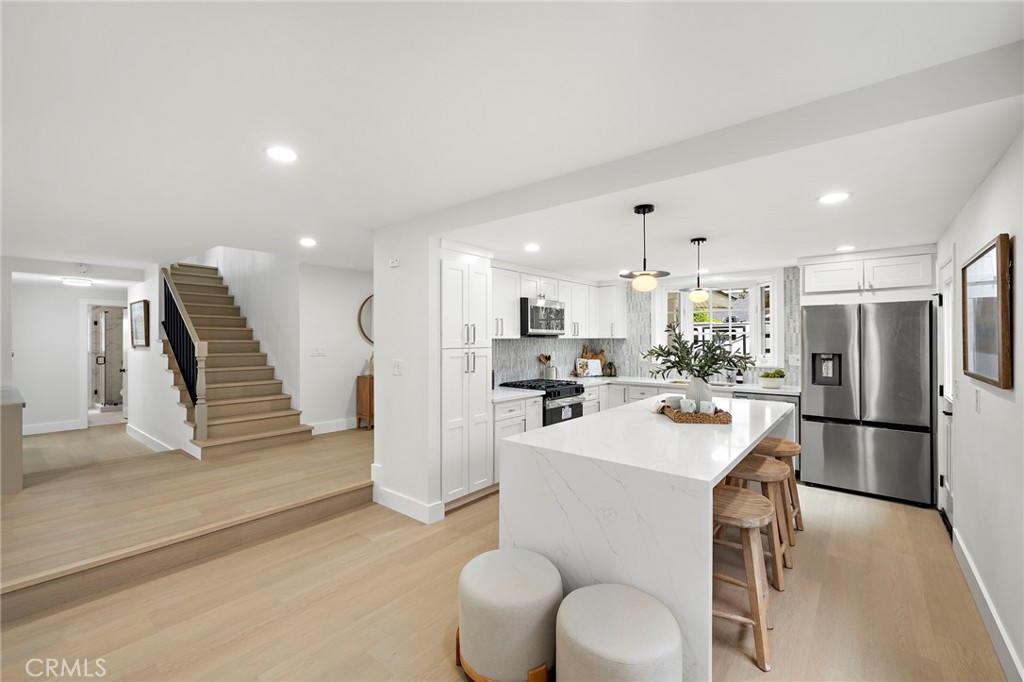 https://media.crmls.org/medias/16ba1b0c-e514-42c9-b29a-09ce2e9a9f73.jpg?preset=X-Large