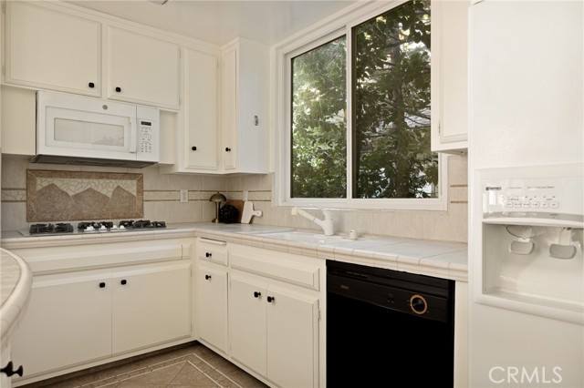 Detail Gallery Image 12 of 36 For 180 Grass Valley #37,  Lake Arrowhead,  CA 92352 - 2 Beds | 2 Baths