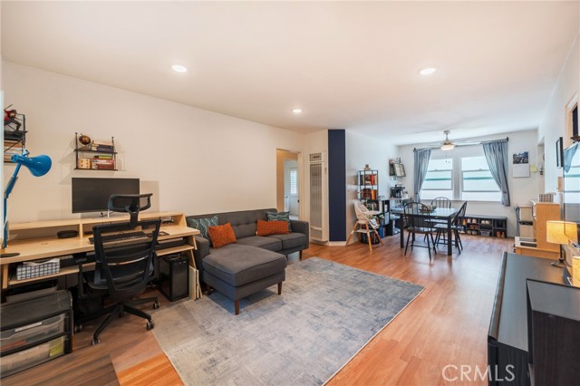 Detail Gallery Image 2 of 34 For 5835 Bowcroft St #2,  Los Angeles,  CA 90016 - 2 Beds | 1/1 Baths