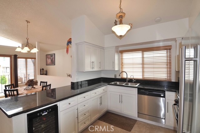 Detail Gallery Image 4 of 7 For 433 1/2 Heliotrope Ave, Corona Del Mar,  CA 92625 - 3 Beds | 2 Baths