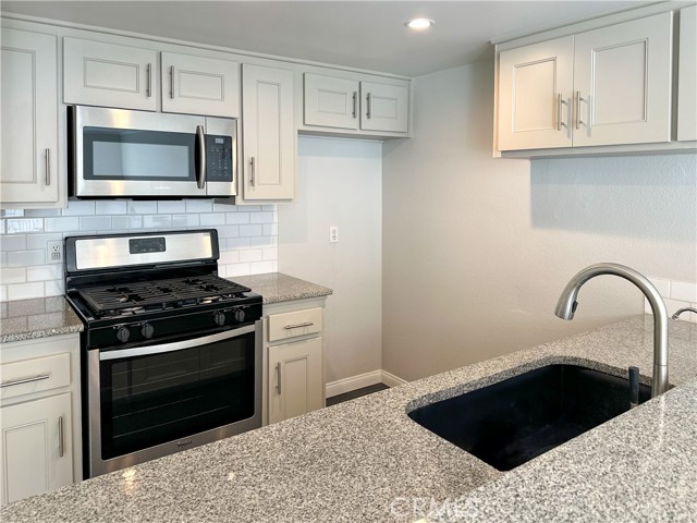 Detail Gallery Image 3 of 18 For 315 W Alameda Ave #6,  Burbank,  CA 91506 - 2 Beds | 1/1 Baths