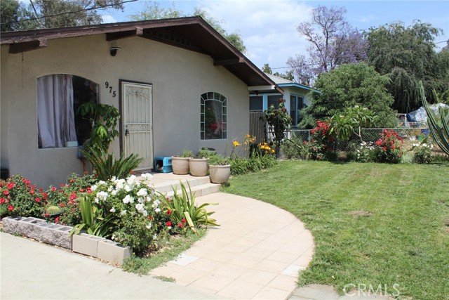 975 E CITRUS Street, Riverside CA: https://media.crmls.org/medias/16bf0ff8-f8ef-4ef2-a2e0-511bc4929f8e.jpg
