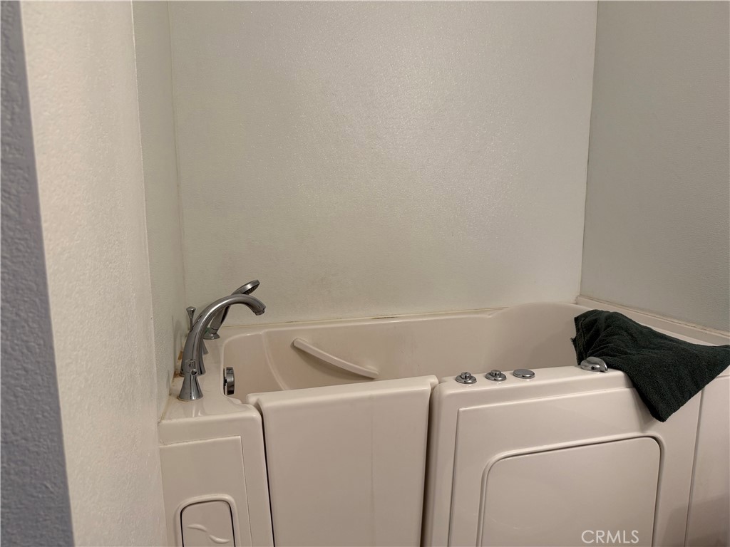 https://media.crmls.org/medias/16c2c70f-9261-4843-8508-4ef1a22f501a.jpg?preset=X-Large
