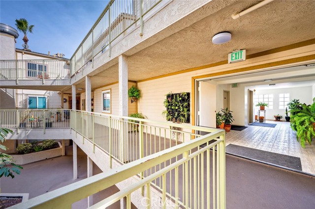 645 Chestnut Avenue, Long Beach CA: https://media.crmls.org/medias/16c49282-6863-431a-be1c-670e85d3288e.jpg