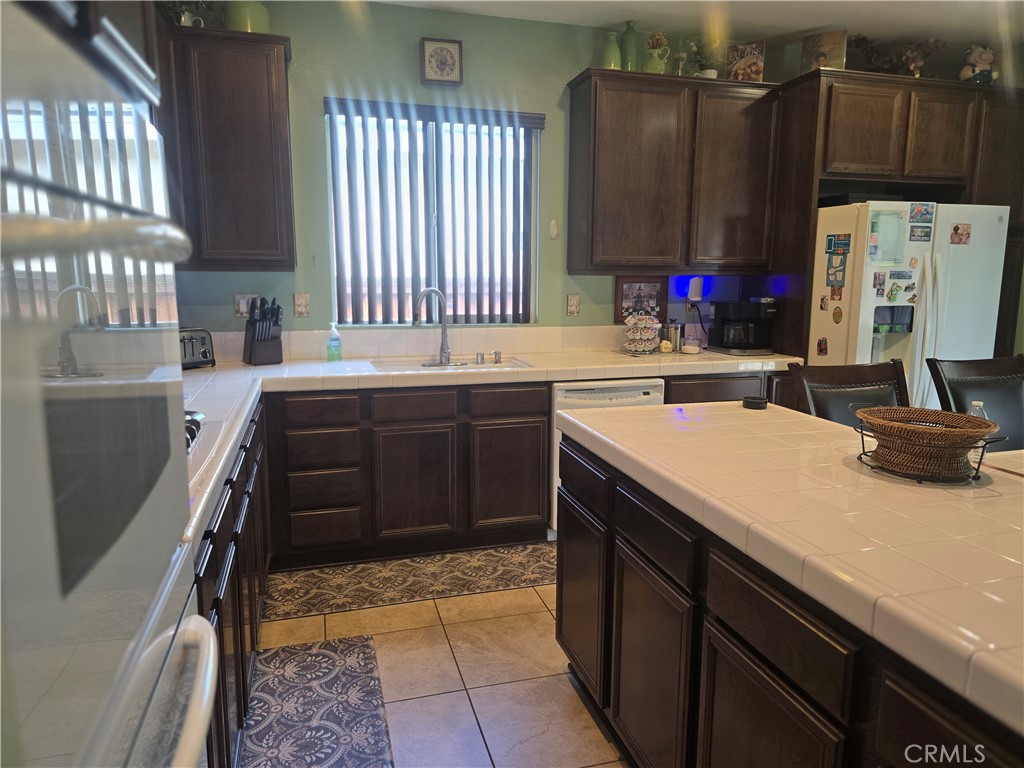 https://media.crmls.org/medias/16c4ff29-dc8b-432f-9d9c-2cf665657df2.jpg?preset=X-Large