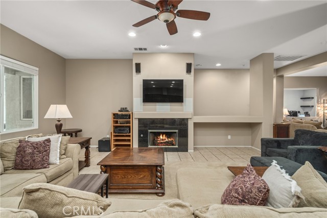 Detail Gallery Image 11 of 59 For 40651 Whitecliff Way, Palmdale,  CA 93551 - 5 Beds | 2/1 Baths