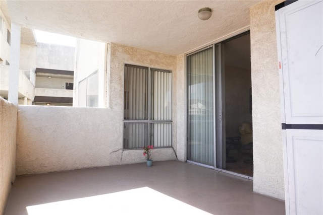 570 W Stocker Street, Glendale CA: https://media.crmls.org/medias/16c659f2-591c-435d-aaaa-54cdcd06525c.jpg