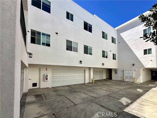 Detail Gallery Image 2 of 6 For 14019 Vanowen St, Van Nuys,  CA 91405 - 3 Beds | 3 Baths