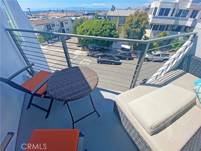 Detail Gallery Image 9 of 24 For 348 Manhattan Ave, Hermosa Beach,  CA 90254 - 3 Beds | 3 Baths