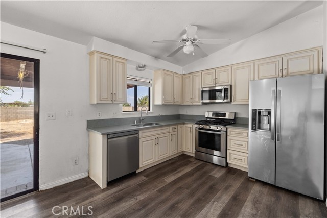 Detail Gallery Image 9 of 44 For 38617 95th St, Palmdale,  CA 93591 - 3 Beds | 2 Baths