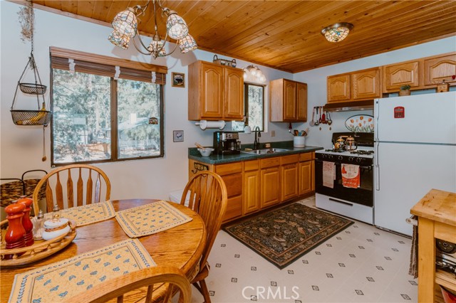 Detail Gallery Image 14 of 30 For 1971 Fern Ln, Big Bear City,  CA 92314 - 3 Beds | 1/1 Baths