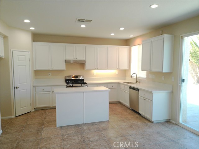 Detail Gallery Image 4 of 19 For 2545 Cattail Pl, Palmdale,  CA 93551 - 4 Beds | 2/1 Baths