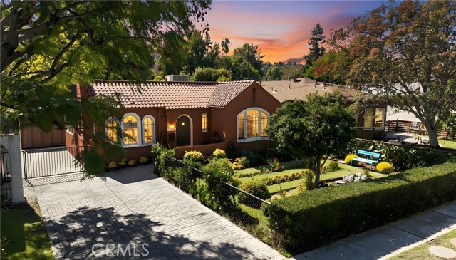 Detail Gallery Image 2 of 46 For 10754 Valley Spring, Studio City,  CA 91602 - 2 Beds | 2 Baths