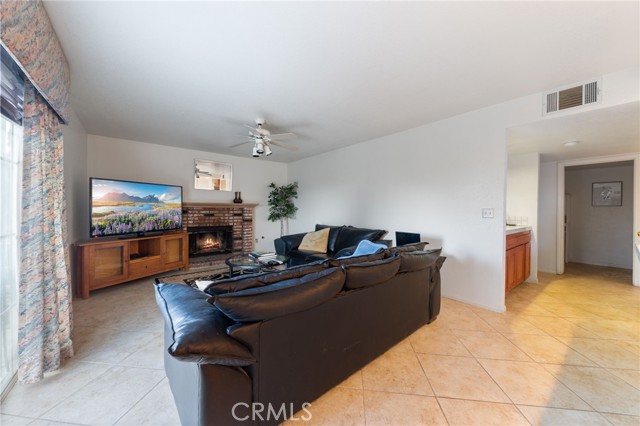 40420 Valiente Drive, Palmdale CA: https://media.crmls.org/medias/16d3ff06-3449-4012-9f85-e5edb8872b6a.jpg