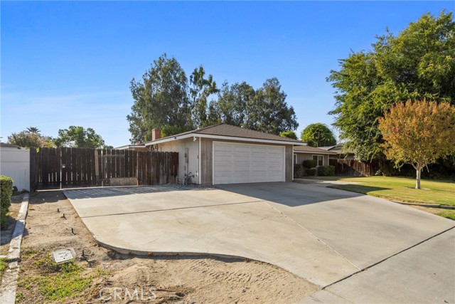 2105 Jason St, Bakersfield CA: https://media.crmls.org/medias/16d7285d-d5dd-4904-8245-f9992d406d44.jpg