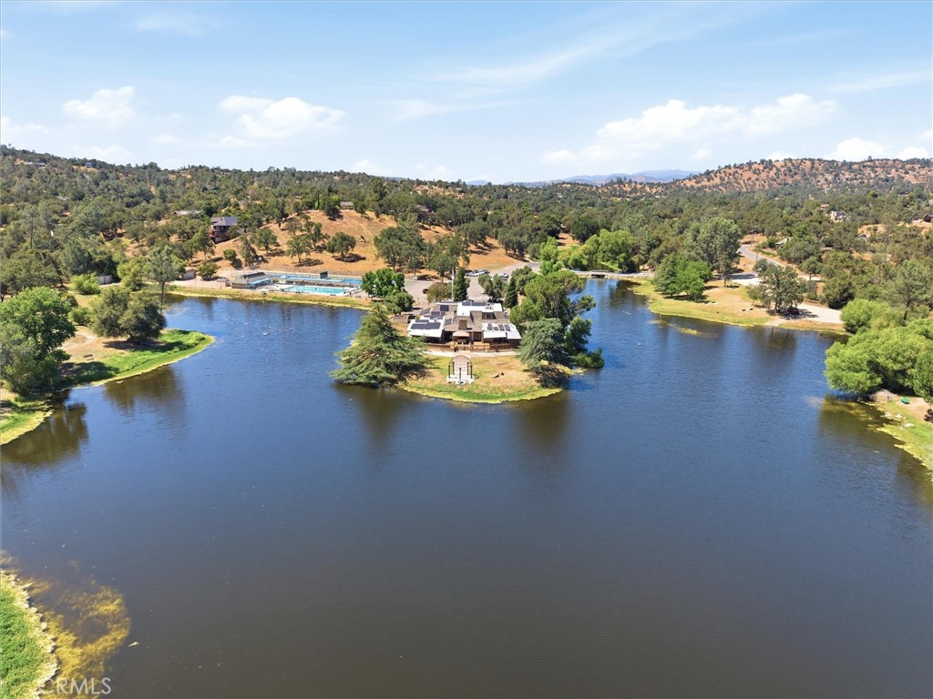 https://media.crmls.org/medias/16d9bcf2-4c5a-4ca1-86c5-600fb357e96a.jpg?preset=X-Large