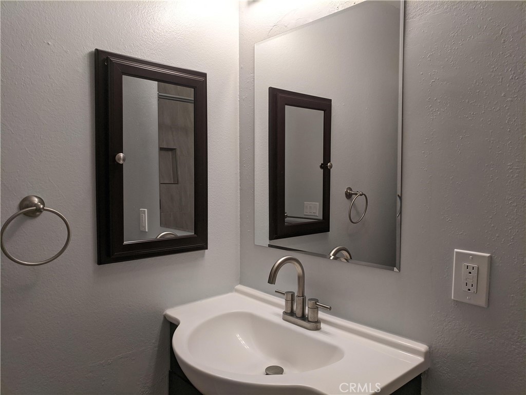 https://media.crmls.org/medias/16db90f4-2b21-4229-b46c-01d218b0b811.jpg?preset=X-Large