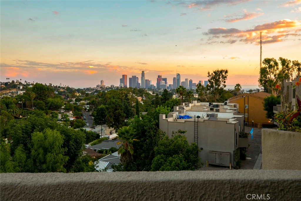 https://media.crmls.org/medias/16dd253c-673b-4d65-9526-78703397e80a.jpg?preset=X-Large