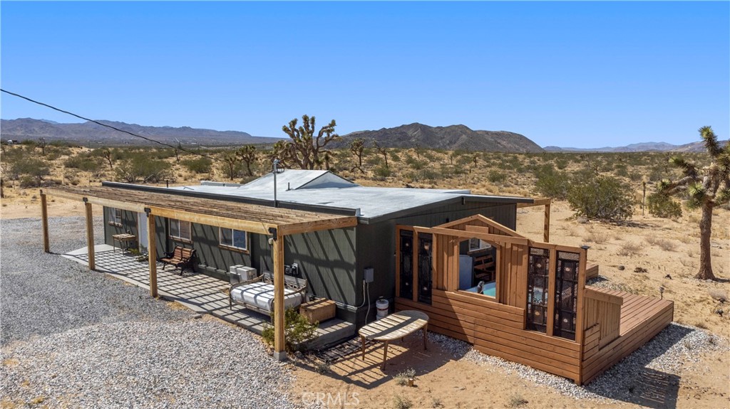https://media.crmls.org/medias/16de7da6-f7ec-4d94-b933-b1ab25a4c183.jpg?preset=X-Large