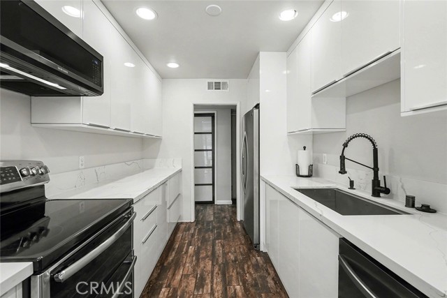 Detail Gallery Image 8 of 25 For 14141 Dickens #111,  Sherman Oaks,  CA 91423 - 2 Beds | 2 Baths