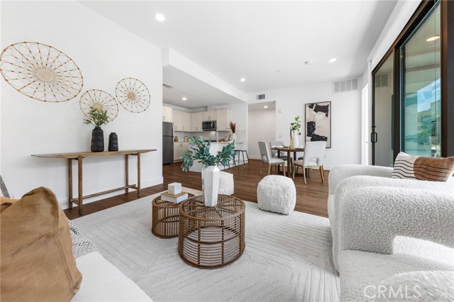 709 E Walnut Street, Pasadena CA: https://media.crmls.org/medias/16e1ac13-d675-488e-90a8-ac454edb208b.jpg