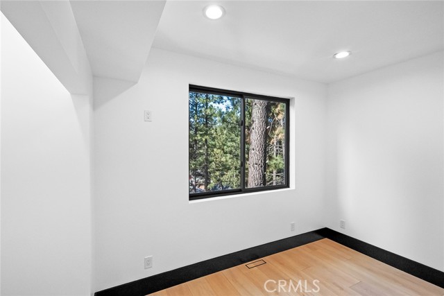 129 Winding Lane, Big Bear City CA: https://media.crmls.org/medias/16e1d6f8-d1ee-4d34-94a4-0a869649d2ea.jpg