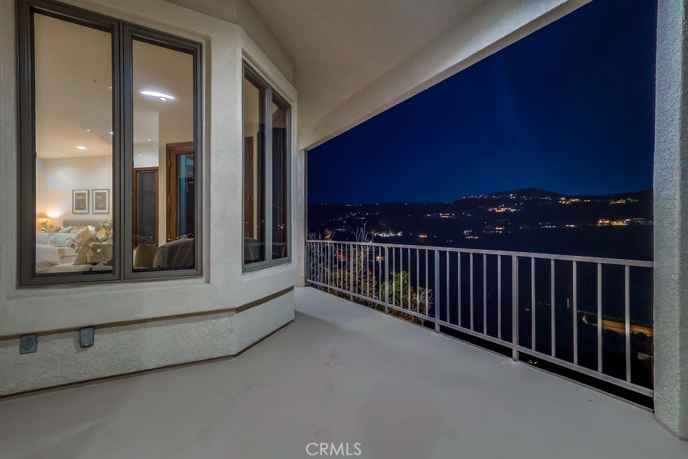https://media.crmls.org/medias/16e66610-120c-4f0f-9800-f8243ca080bd.jpg?preset=X-Large