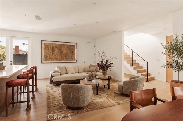 Detail Gallery Image 4 of 28 For 17852 Saticoy St, Reseda,  CA 91335 - 4 Beds | 3/1 Baths