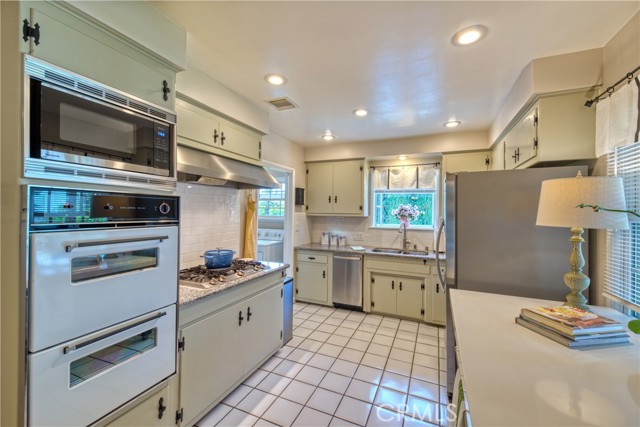 430 N Canyon Boulevard, Monrovia CA: https://media.crmls.org/medias/16ea1d44-8d42-4651-bc54-831e00bccc4d.jpg