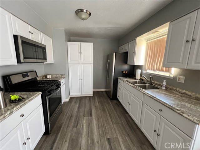 Detail Gallery Image 6 of 14 For 21107 73rd St, California City,  CA 93505 - 3 Beds | 2 Baths