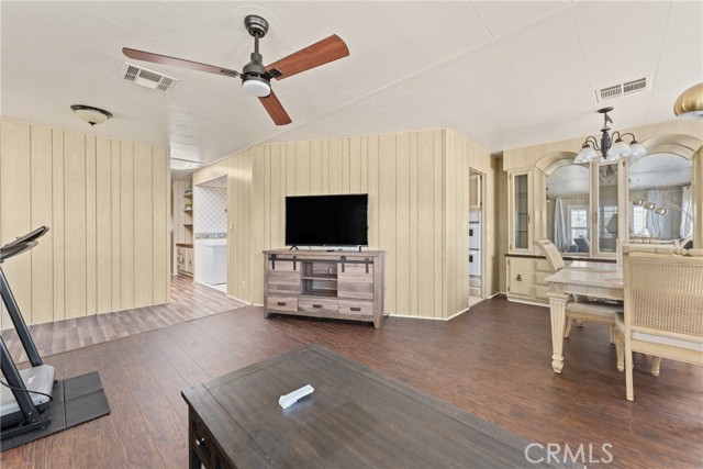 Detail Gallery Image 4 of 20 For 1275 W Johnston Ave, Hemet,  CA 92543 - 2 Beds | 2 Baths