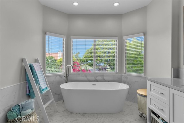 Detail Gallery Image 13 of 37 For 1009 8th St, Manhattan Beach,  CA 90266 - 6 Beds | 4/1 Baths