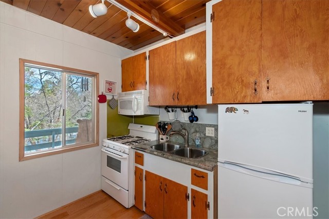 Detail Gallery Image 10 of 37 For 1370 Primrose Ct, Big Bear Lake,  CA 92315 - 2 Beds | 1/1 Baths