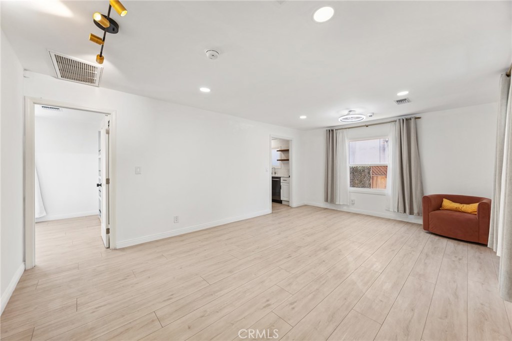 https://media.crmls.org/medias/16f75d81-4bac-4cf7-b4b4-eae78dc9fd16.jpg?preset=X-Large