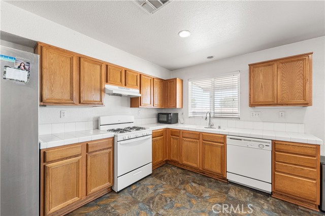 16029 White Mountain Place, Victorville CA: https://media.crmls.org/medias/16f8c21e-d774-413b-8bfc-bd00b658a4cc.jpg