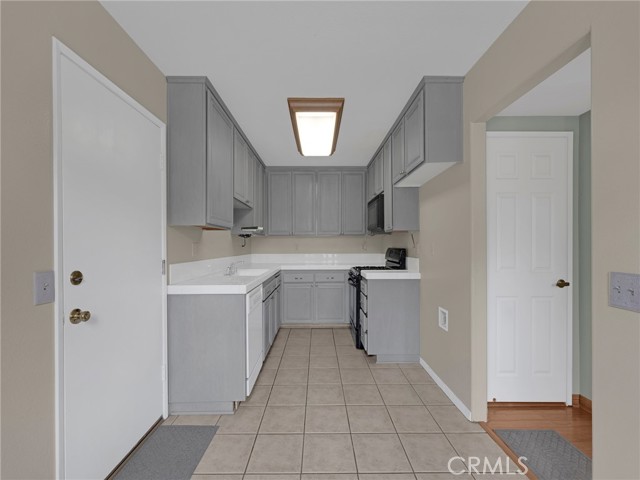 6004 Rothko Lane, Simi Valley CA: https://media.crmls.org/medias/17033253-92e8-4cd4-82b3-a7e7c360b497.jpg