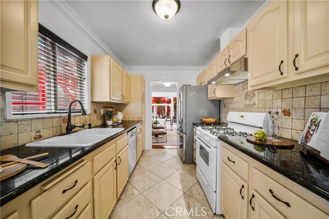 Detail Gallery Image 12 of 38 For 7819 Encino, Northridge,  CA 91325 - 3 Beds | 2 Baths