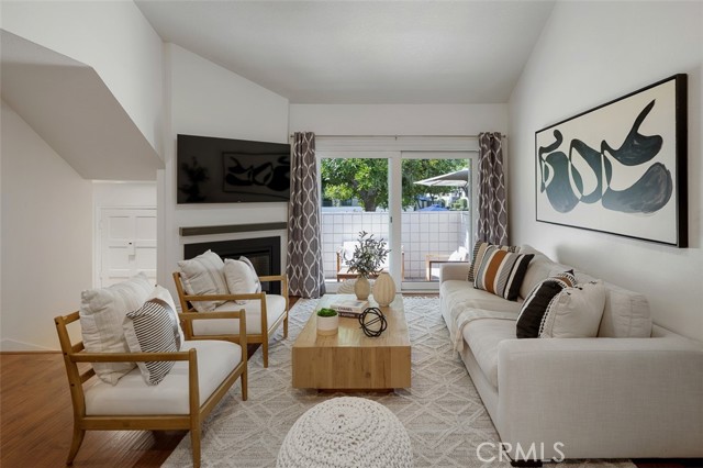582 W Huntington Drive, Arcadia CA: https://media.crmls.org/medias/17067f26-c0e6-4cf2-be9a-3ecbe20a8932.jpg