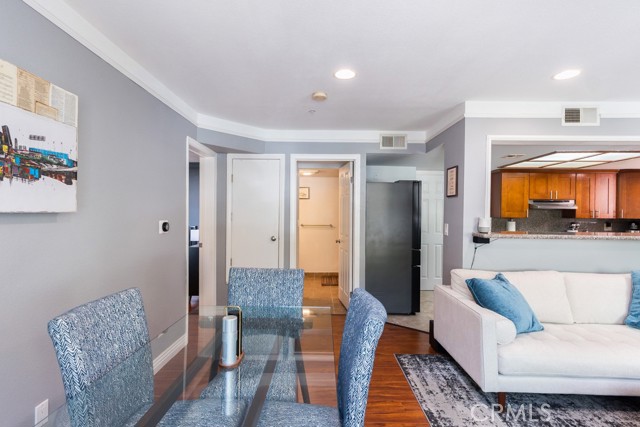 110 W Maple Street, Glendale CA: https://media.crmls.org/medias/170dc2a9-9875-44b1-9bef-dc62092eb25b.jpg