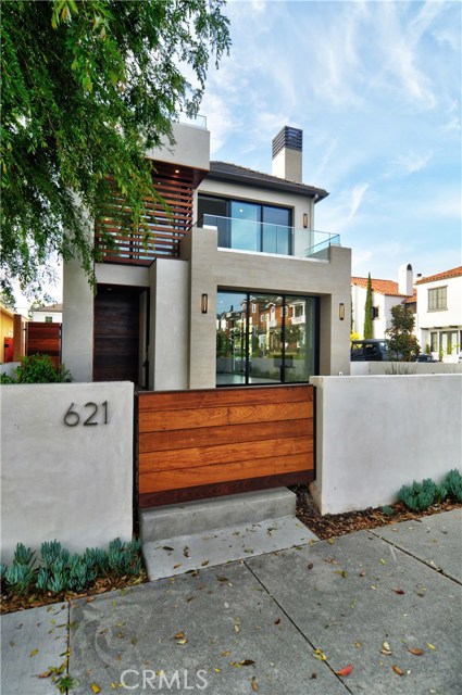 Detail Gallery Image 2 of 32 For 621 Narcissus Ave, Corona Del Mar,  CA 92625 - 3 Beds | 3 Baths