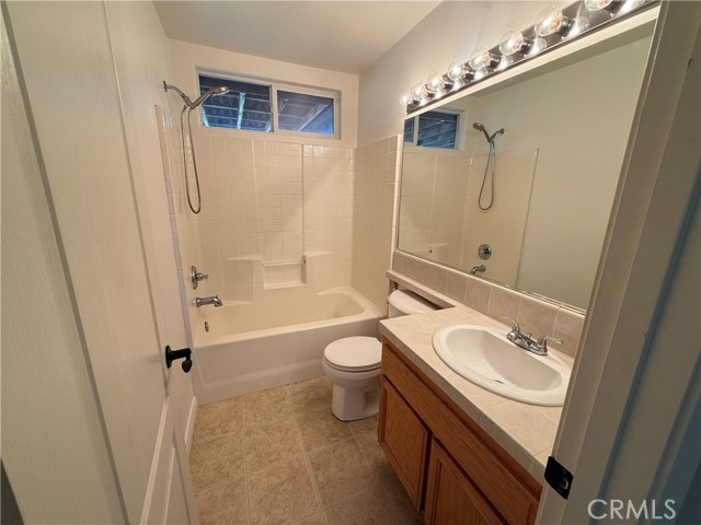 Detail Gallery Image 14 of 19 For 10918 Thunder Falls Ave, Bakersfield,  CA 93312 - 3 Beds | 2 Baths