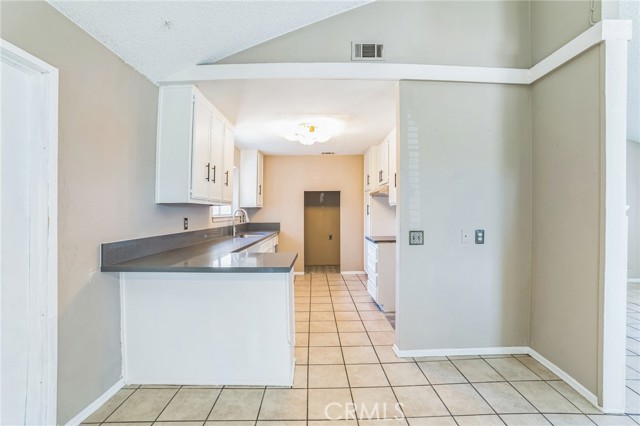 Detail Gallery Image 9 of 33 For 15056 Dakota St, Victorville,  CA 92394 - 3 Beds | 2 Baths