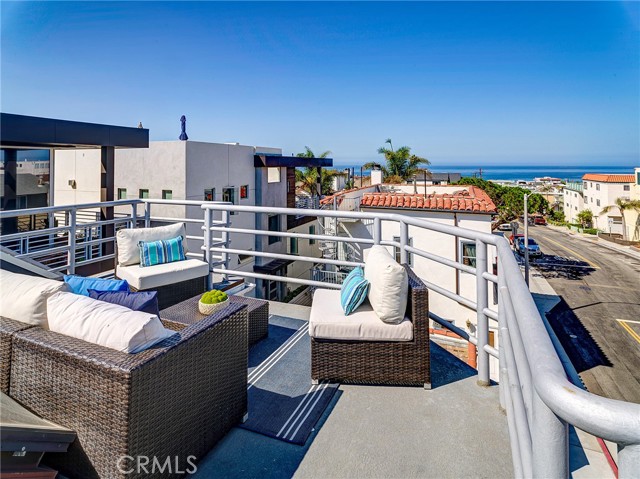 422 8th Street, Hermosa Beach, California 90254, 2 Bedrooms Bedrooms, ,2 BathroomsBathrooms,Residential,Sold,8th,SB23103489