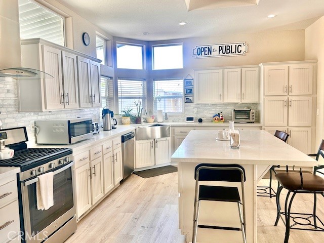 8901 Eton Avenue, Canoga Park CA: https://media.crmls.org/medias/1719b318-622b-4c69-9515-4437d2354c3f.jpg