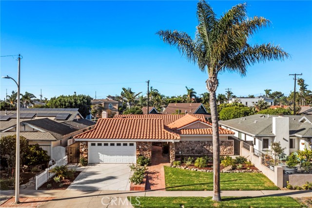 9351 Leilani Dr, Huntington Beach CA: https://media.crmls.org/medias/171a4ac3-9801-4318-a6fa-7599336092d9.jpg